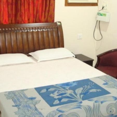Lloyds Guest House, North Boag Road, T. Nagar Chennai Exterior foto
